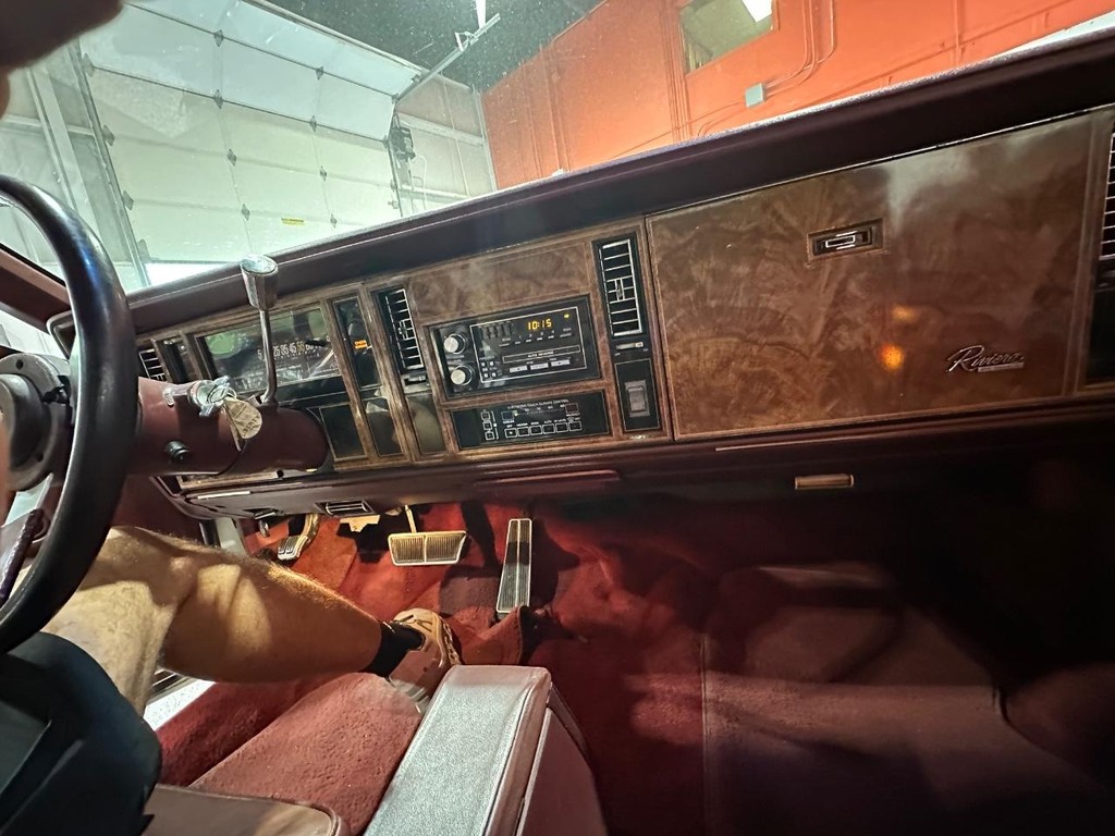 Buick Riviera Vehicle Full-screen Gallery Image 37