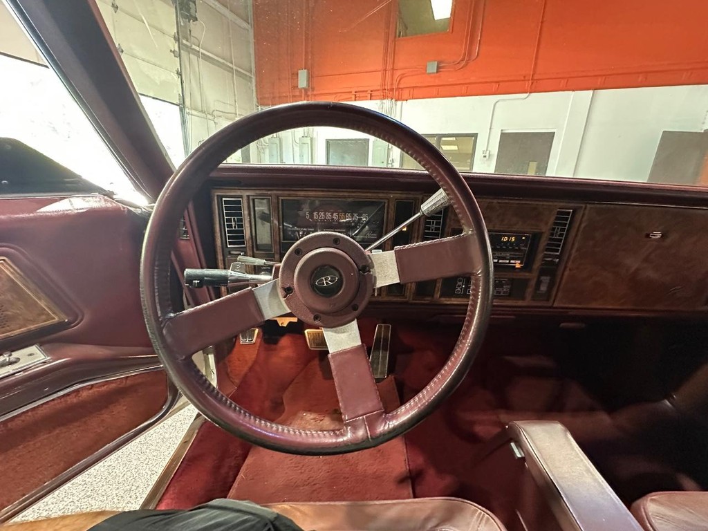 Buick Riviera Vehicle Full-screen Gallery Image 38