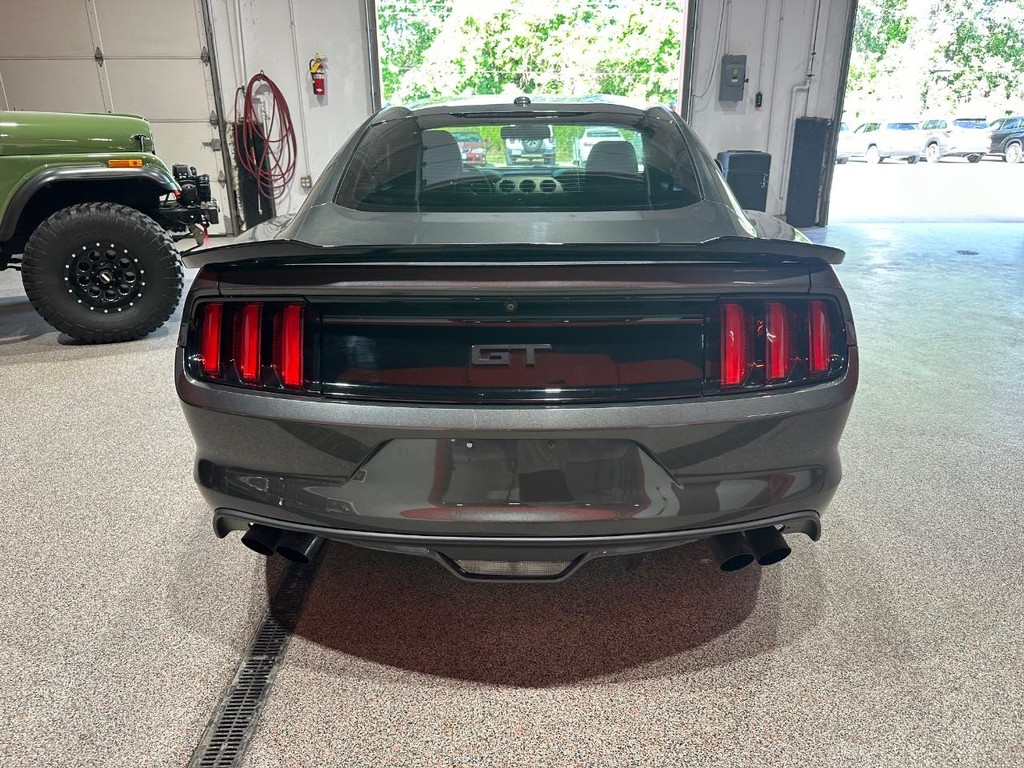 Ford Mustang Vehicle Full-screen Gallery Image 2