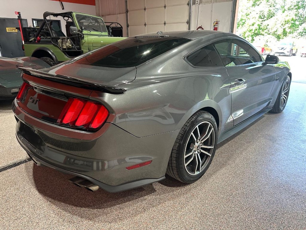 Ford Mustang Vehicle Full-screen Gallery Image 3