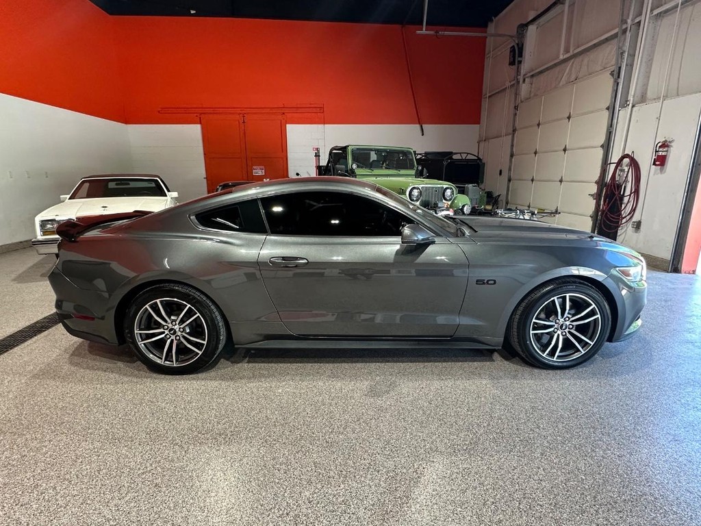 Ford Mustang Vehicle Full-screen Gallery Image 4