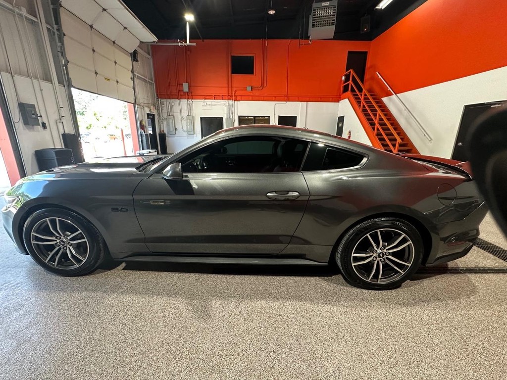 Ford Mustang Vehicle Full-screen Gallery Image 6
