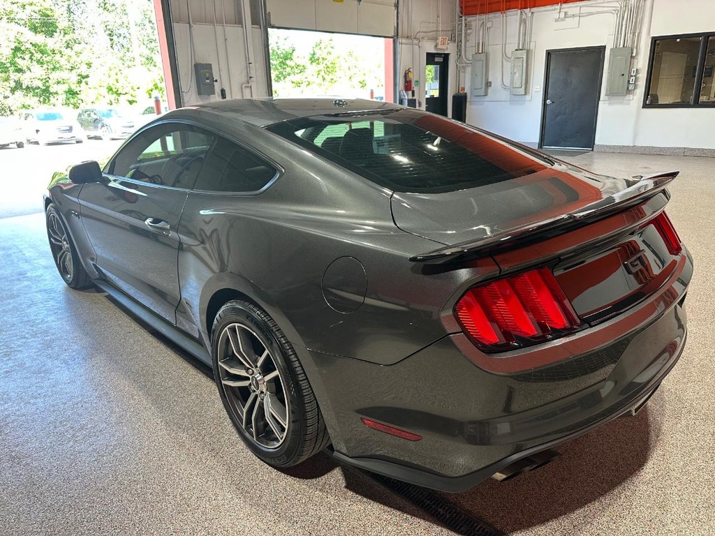 Ford Mustang Vehicle Full-screen Gallery Image 7