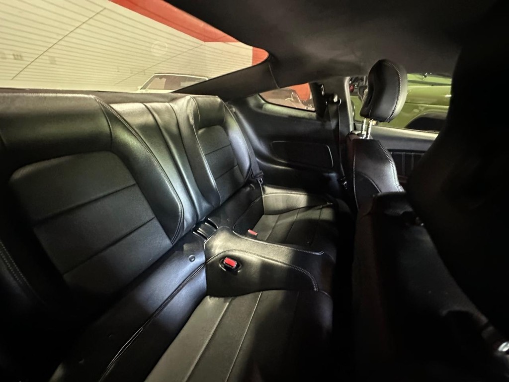 Ford Mustang Vehicle Full-screen Gallery Image 12