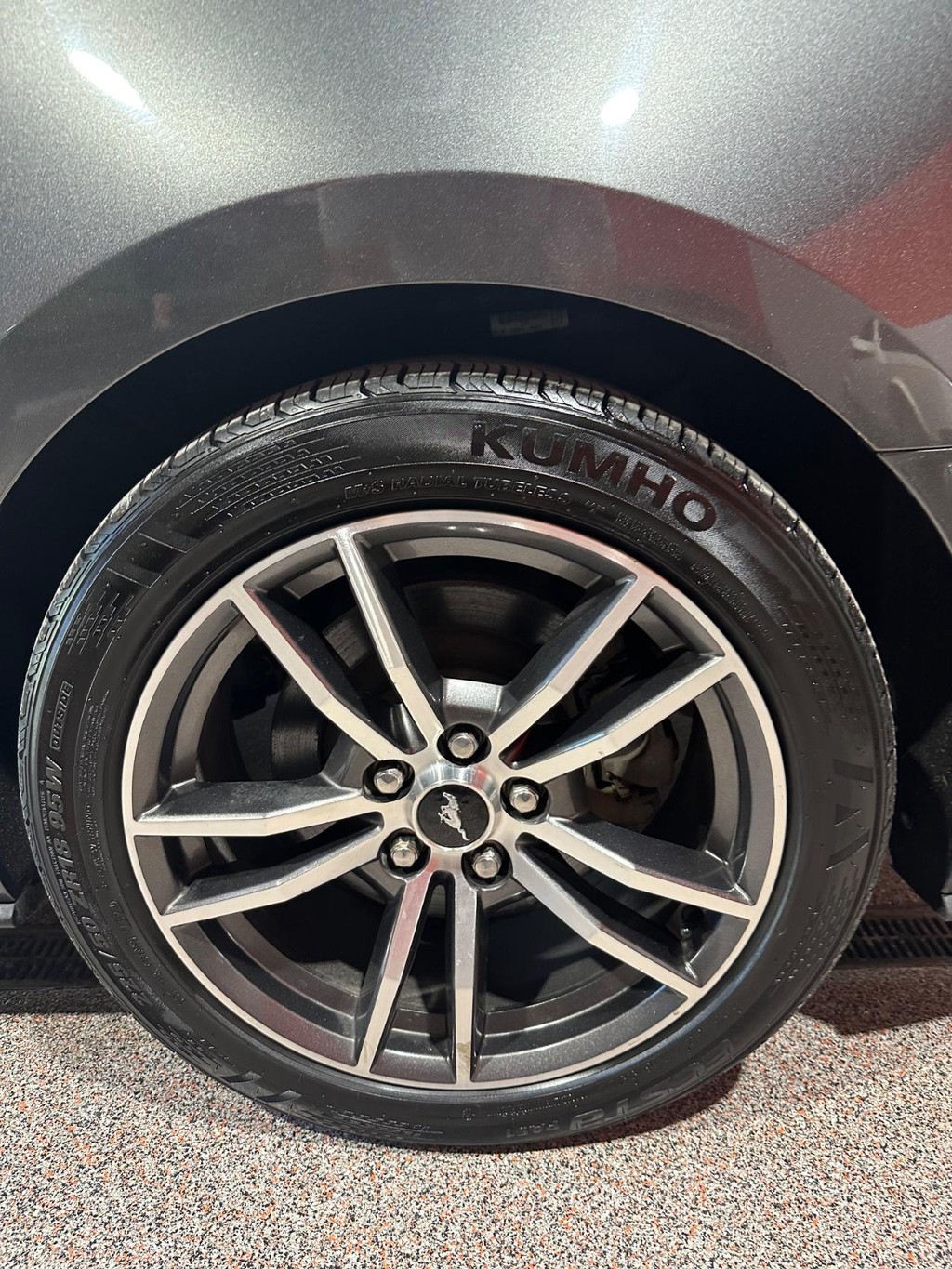 Ford Mustang Vehicle Full-screen Gallery Image 16