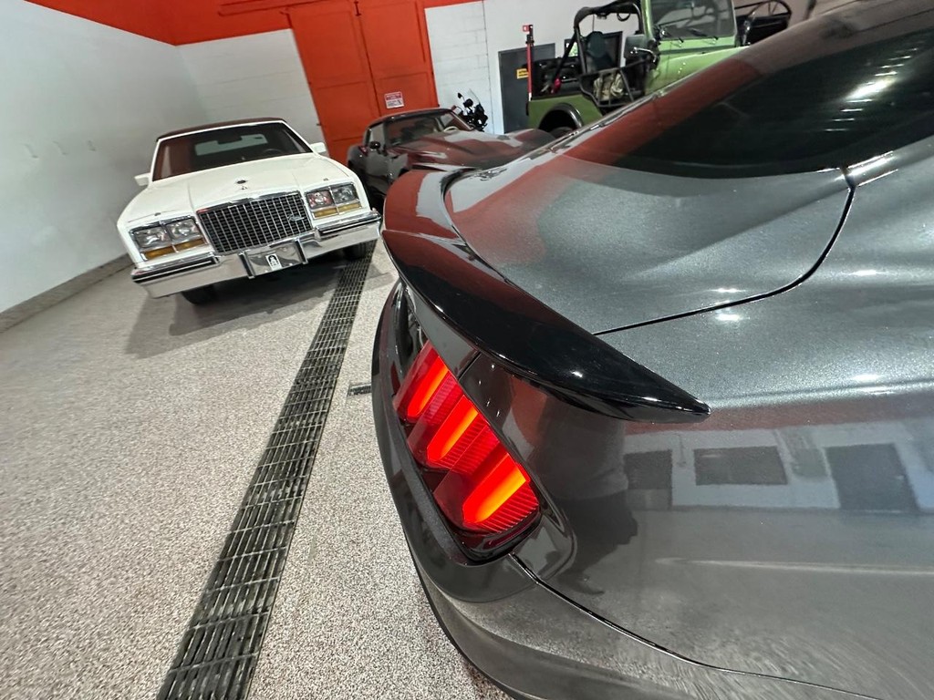 Ford Mustang Vehicle Full-screen Gallery Image 20
