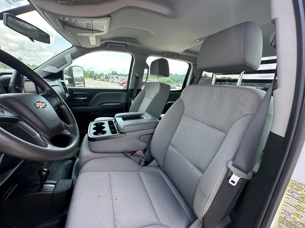Chevrolet Silverado 3500HD Vehicle Full-screen Gallery Image 11