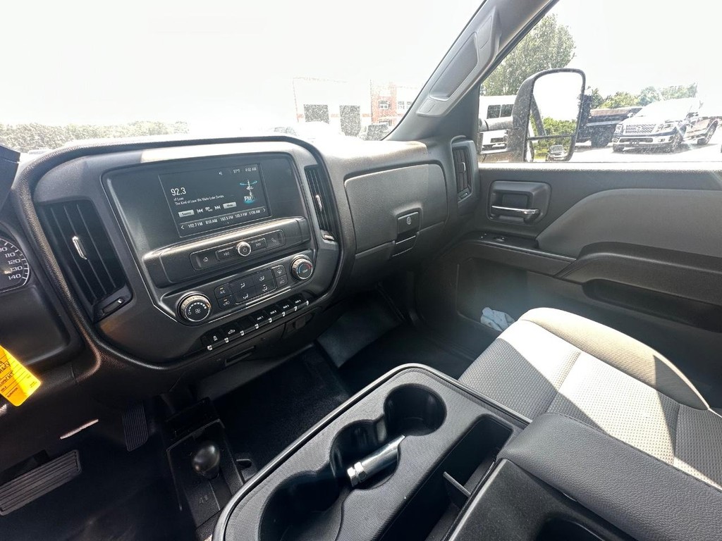 Chevrolet Silverado 3500HD Vehicle Full-screen Gallery Image 14