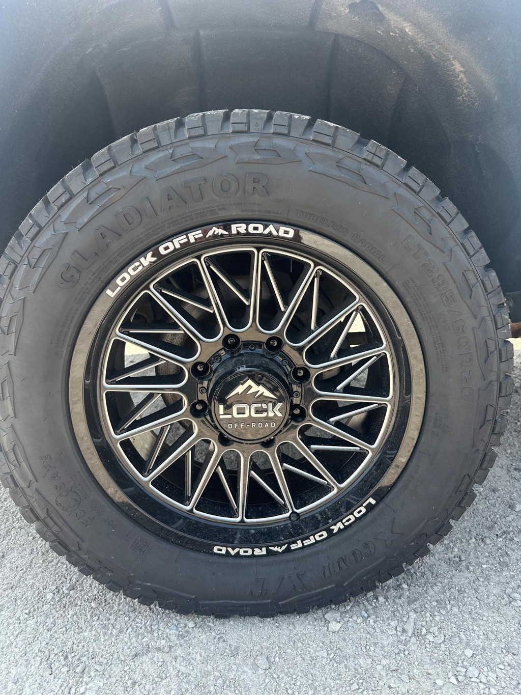 Chevrolet Silverado 3500HD Vehicle Full-screen Gallery Image 21