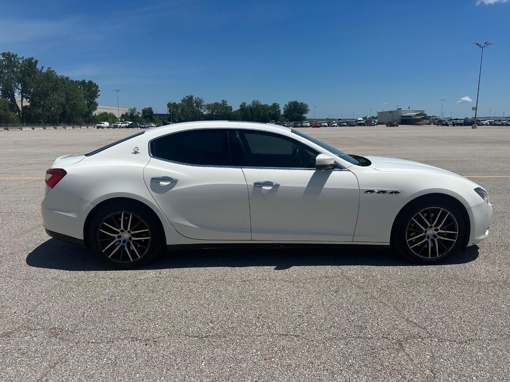 Maserati Ghibli Vehicle Full-screen Gallery Image 2