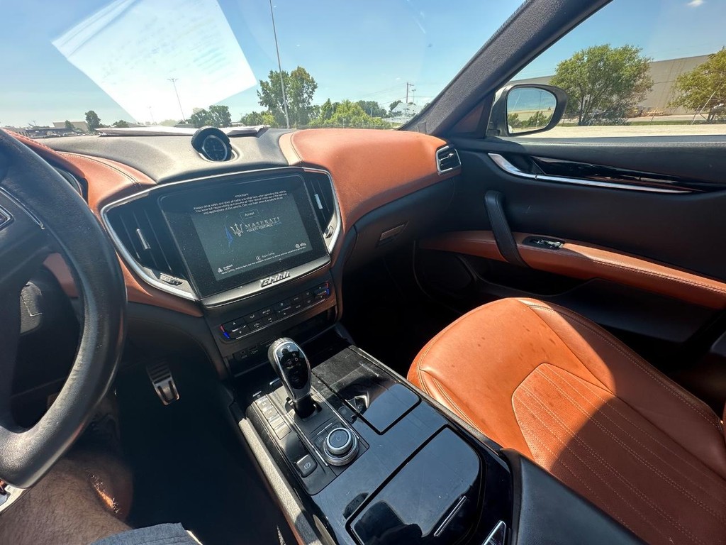 Maserati Ghibli Vehicle Full-screen Gallery Image 17