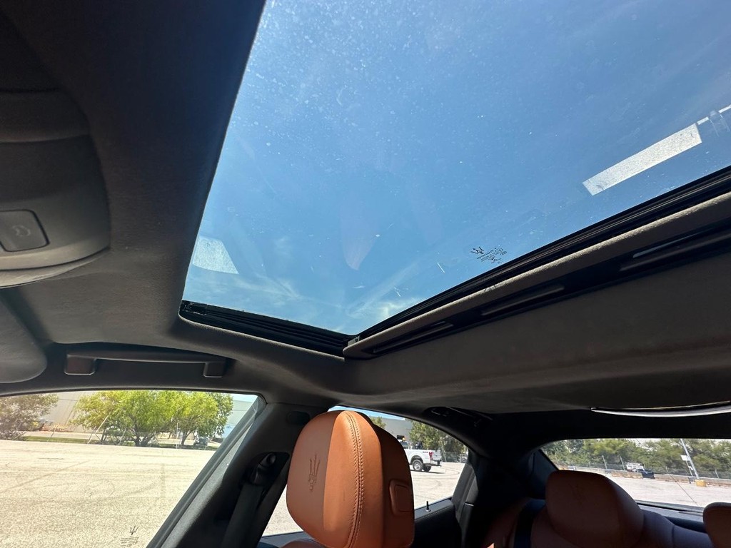 Maserati Ghibli Vehicle Full-screen Gallery Image 18