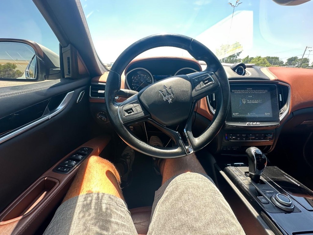Maserati Ghibli Vehicle Full-screen Gallery Image 19
