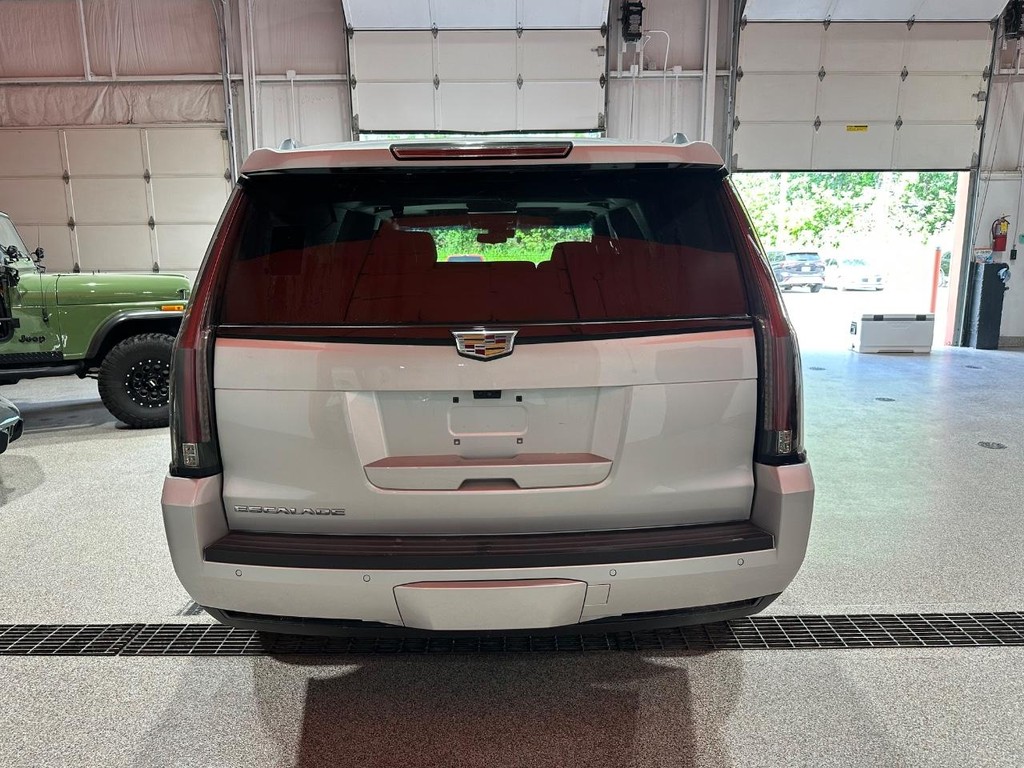 Cadillac Escalade Vehicle Full-screen Gallery Image 02