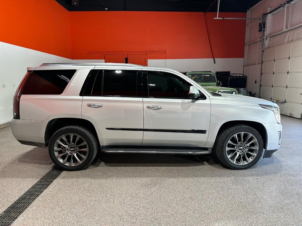 Cadillac Escalade Vehicle Full-screen Gallery Image 04