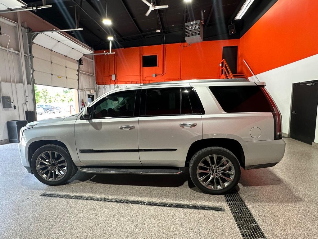 Cadillac Escalade Vehicle Full-screen Gallery Image 06