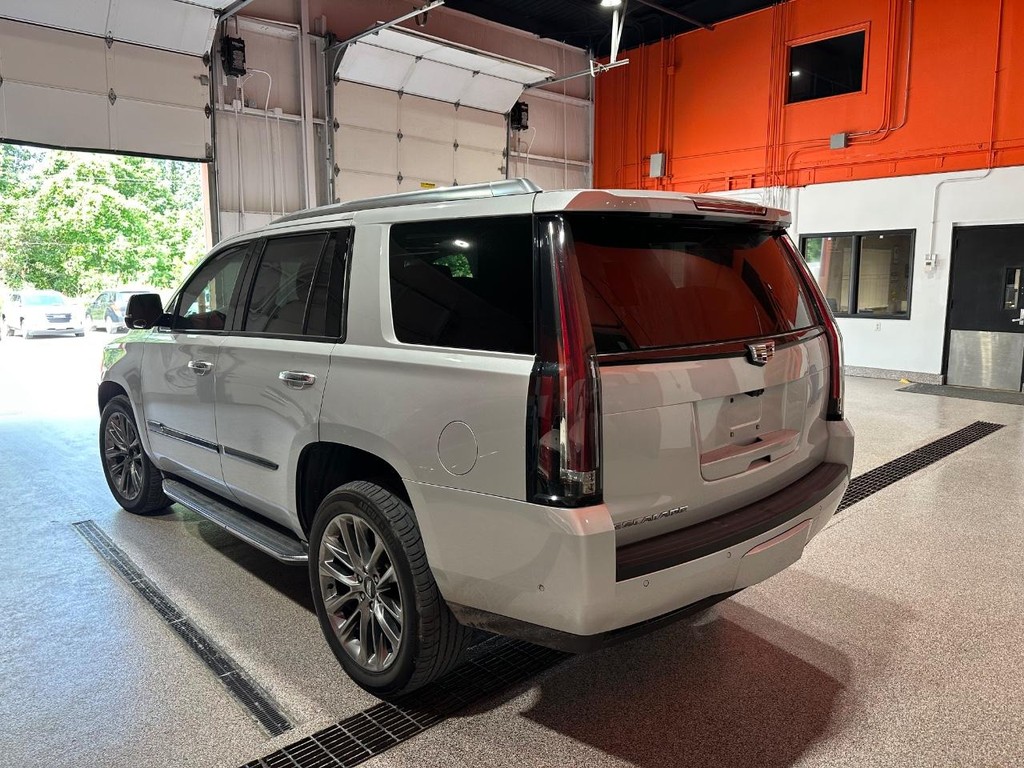 Cadillac Escalade Vehicle Full-screen Gallery Image 07
