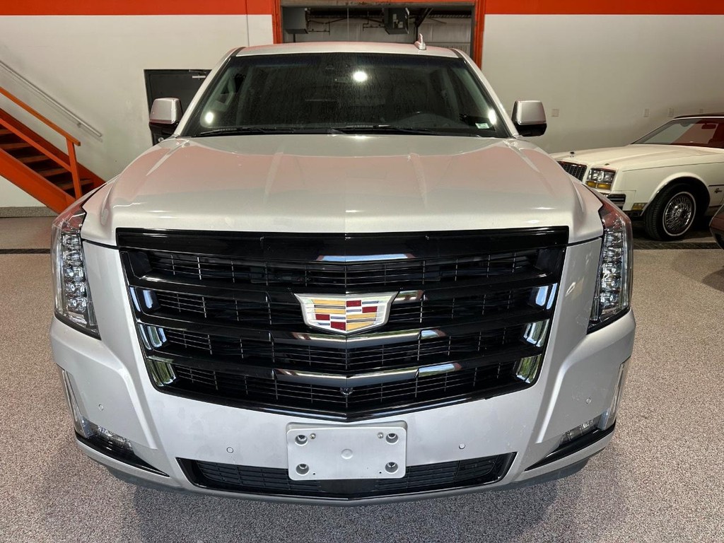 Cadillac Escalade Vehicle Full-screen Gallery Image 10