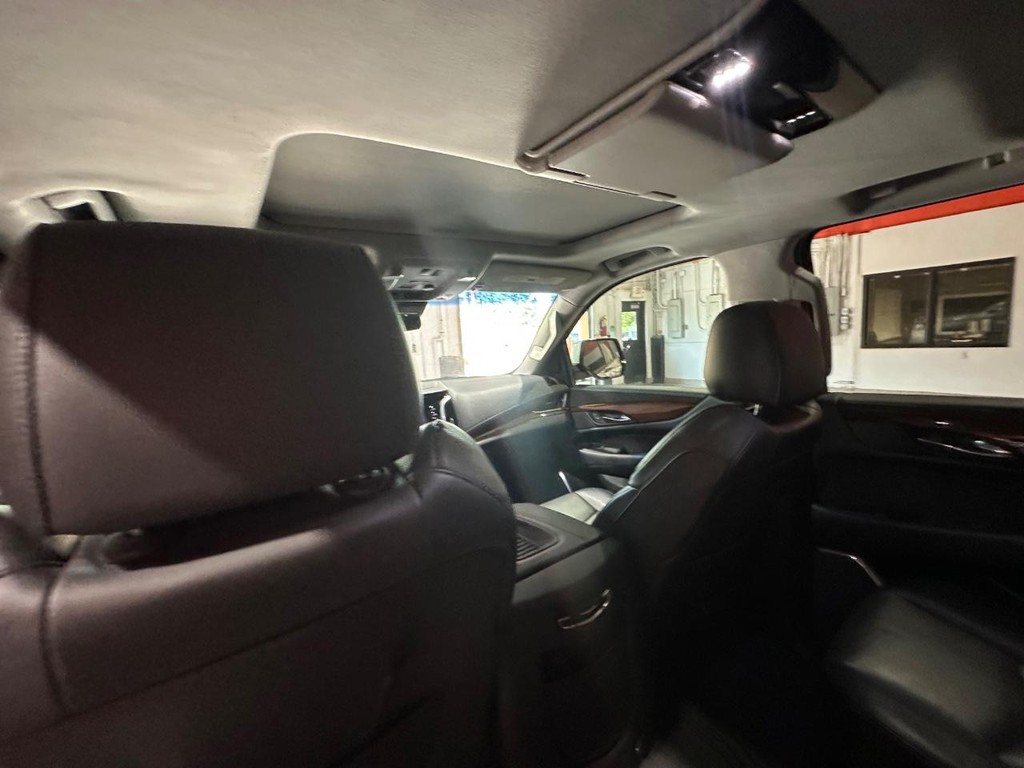 Cadillac Escalade Vehicle Full-screen Gallery Image 11