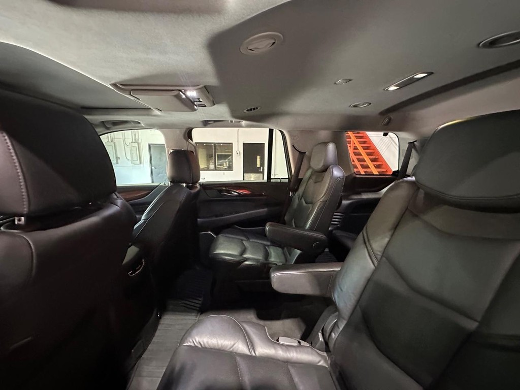 Cadillac Escalade Vehicle Full-screen Gallery Image 13