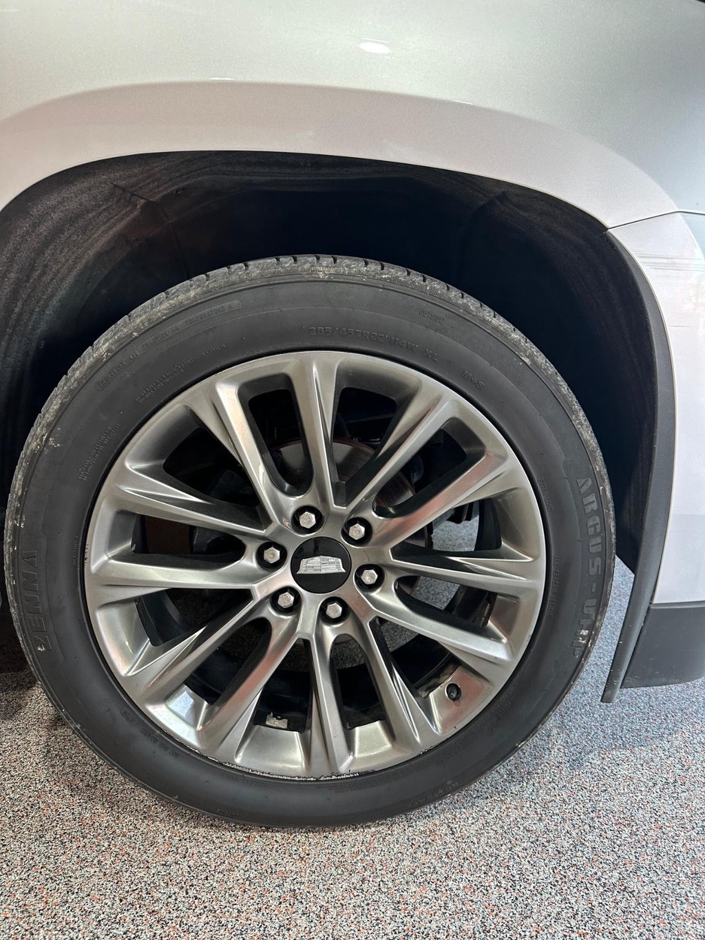 Cadillac Escalade Vehicle Full-screen Gallery Image 14