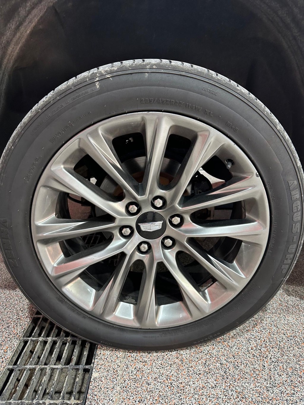 Cadillac Escalade Vehicle Full-screen Gallery Image 15