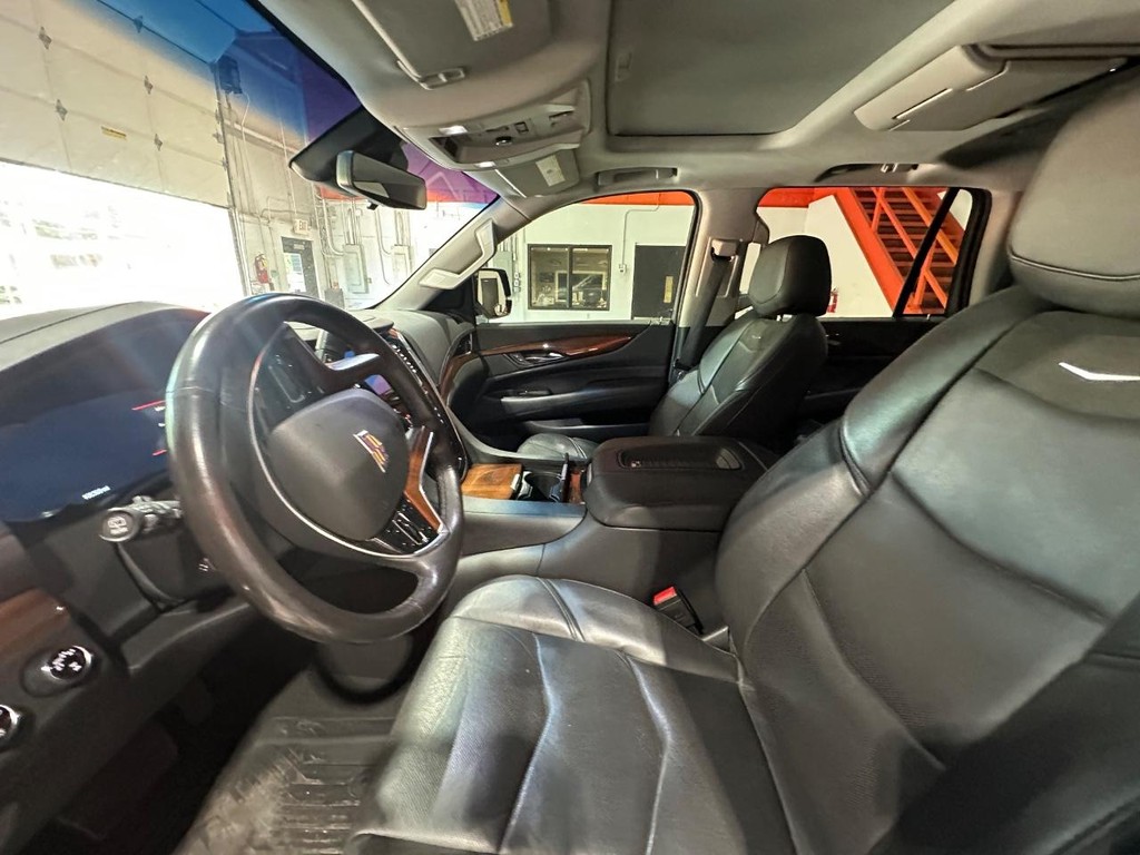 Cadillac Escalade Vehicle Full-screen Gallery Image 16