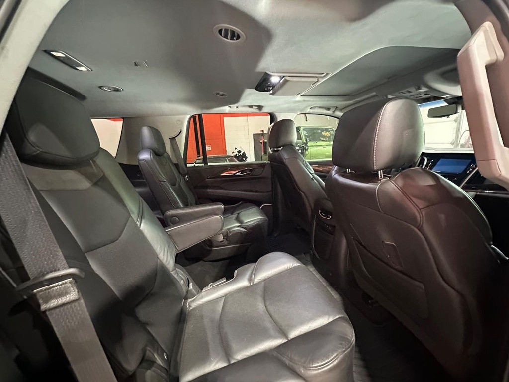 Cadillac Escalade Vehicle Full-screen Gallery Image 18