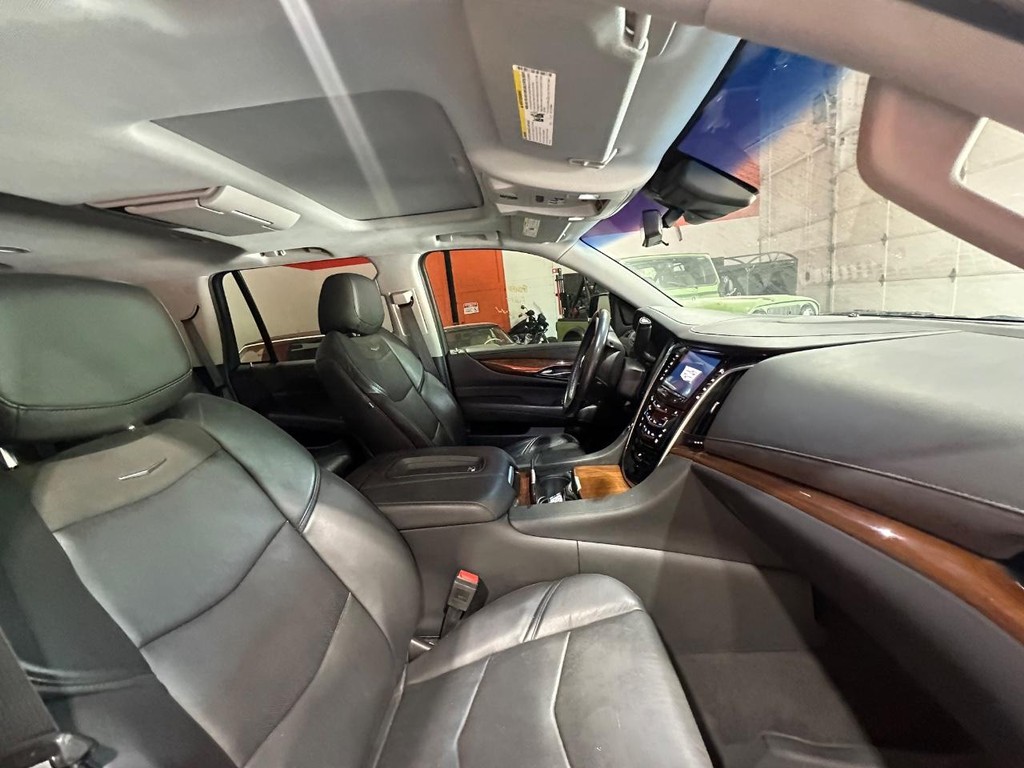 Cadillac Escalade Vehicle Full-screen Gallery Image 19