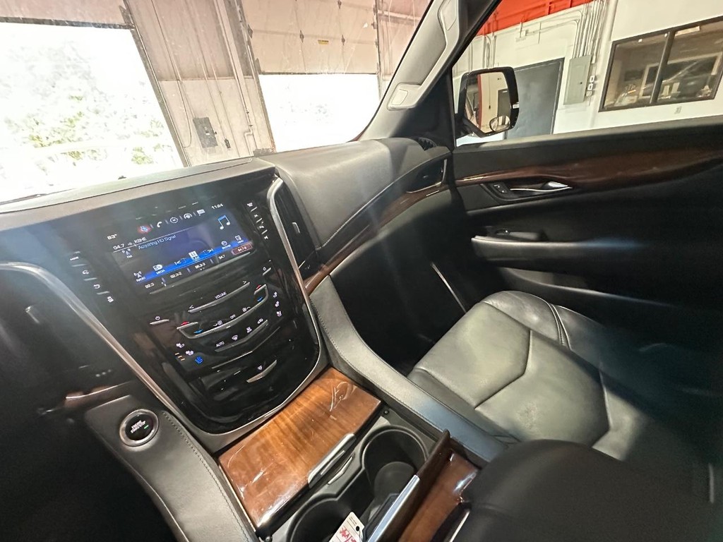 Cadillac Escalade Vehicle Full-screen Gallery Image 21