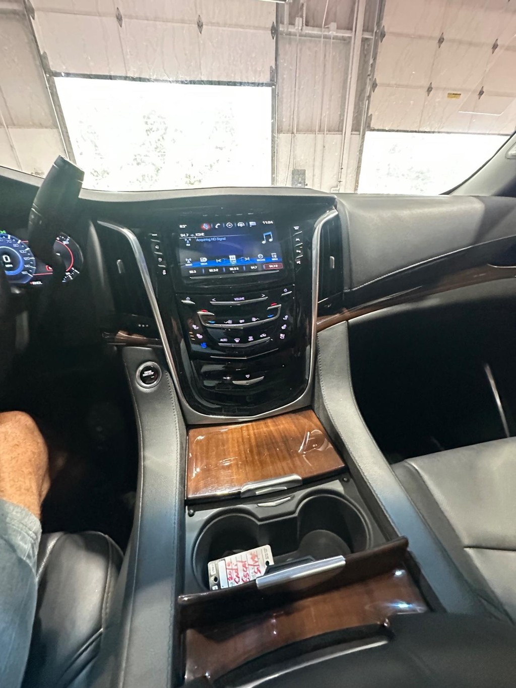 Cadillac Escalade Vehicle Full-screen Gallery Image 22
