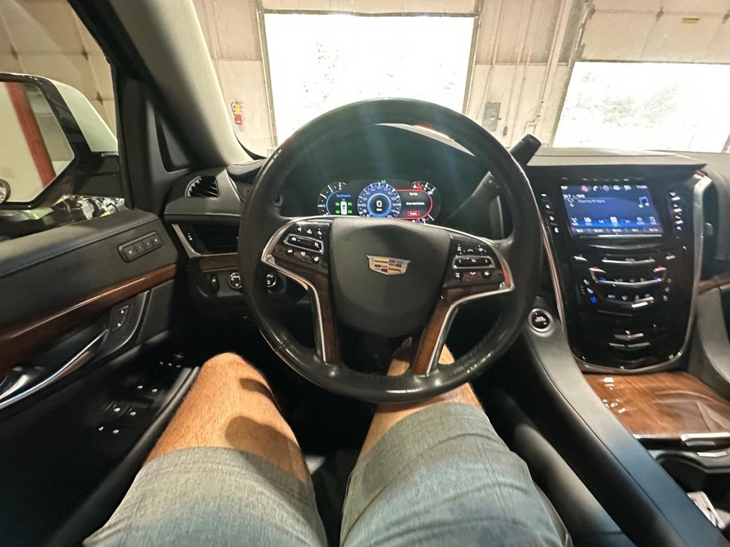 Cadillac Escalade Vehicle Full-screen Gallery Image 23