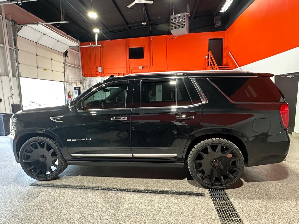 GMC Yukon Vehicle Full-screen Gallery Image 4