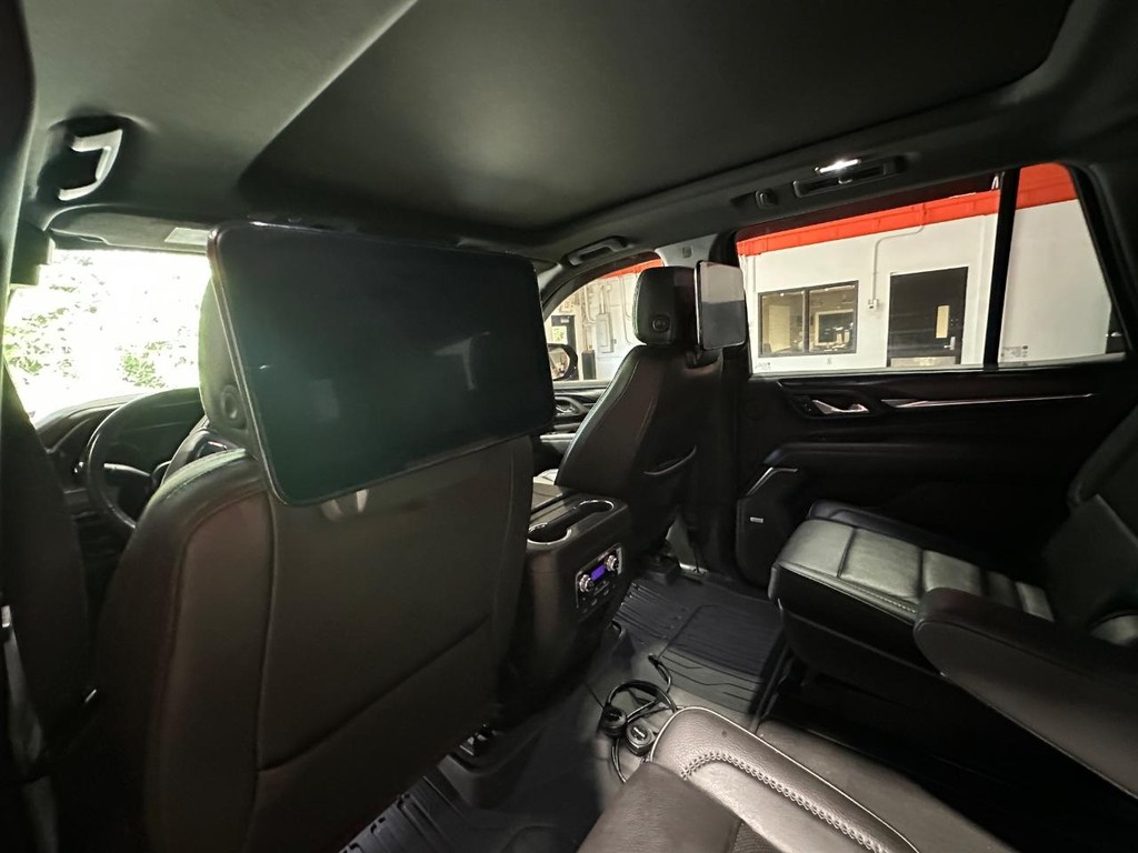 GMC Yukon Vehicle Full-screen Gallery Image 30