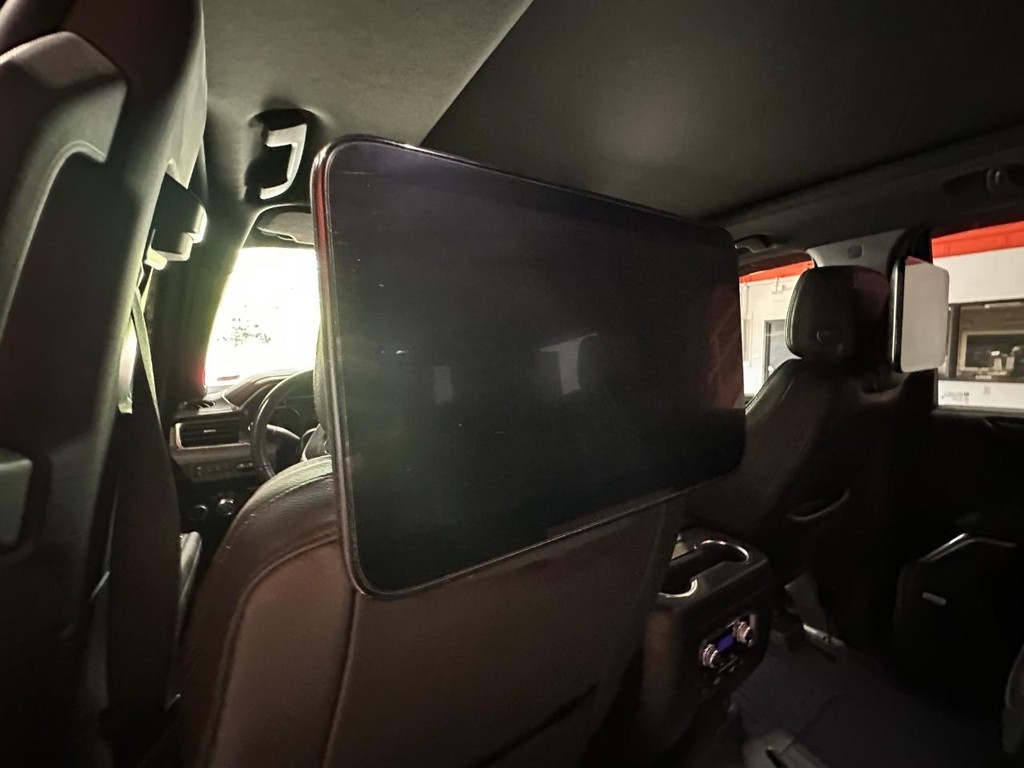 GMC Yukon Vehicle Full-screen Gallery Image 33