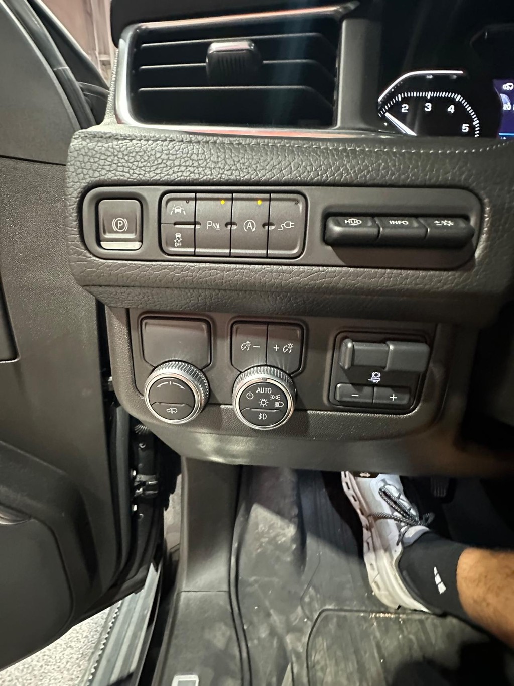 GMC Yukon Vehicle Full-screen Gallery Image 47