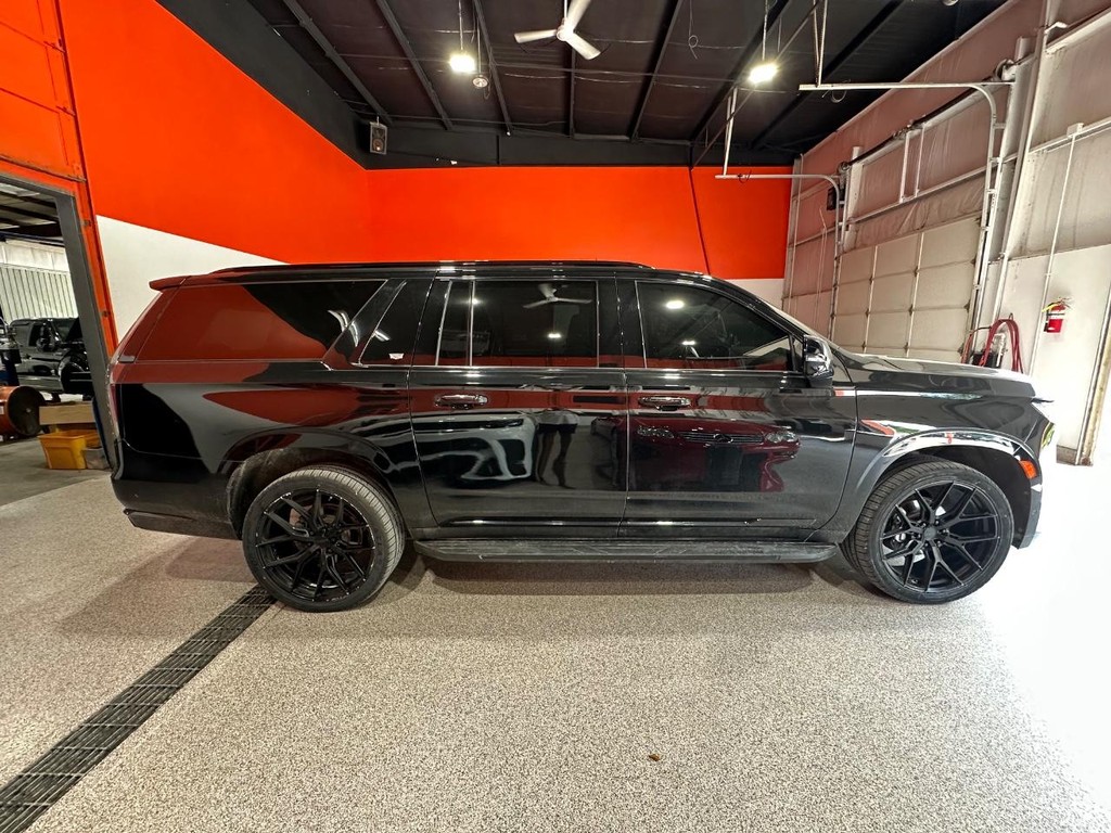 Cadillac Escalade ESV Vehicle Full-screen Gallery Image 2