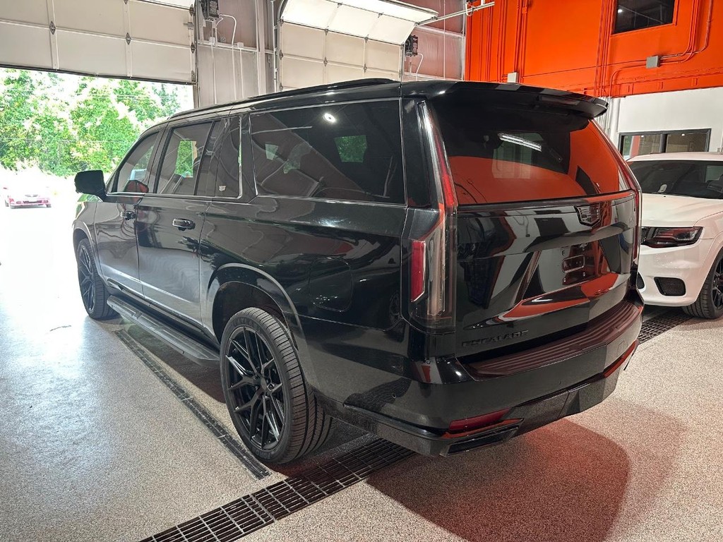 Cadillac Escalade ESV Vehicle Full-screen Gallery Image 3