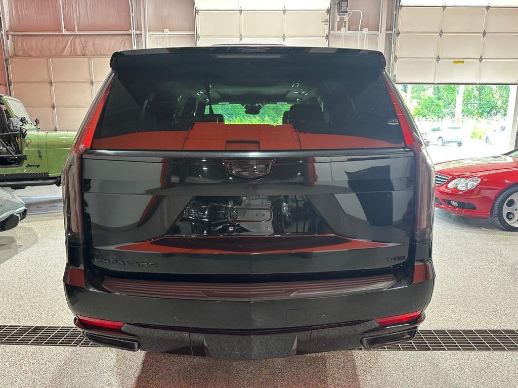 Cadillac Escalade ESV Vehicle Full-screen Gallery Image 4