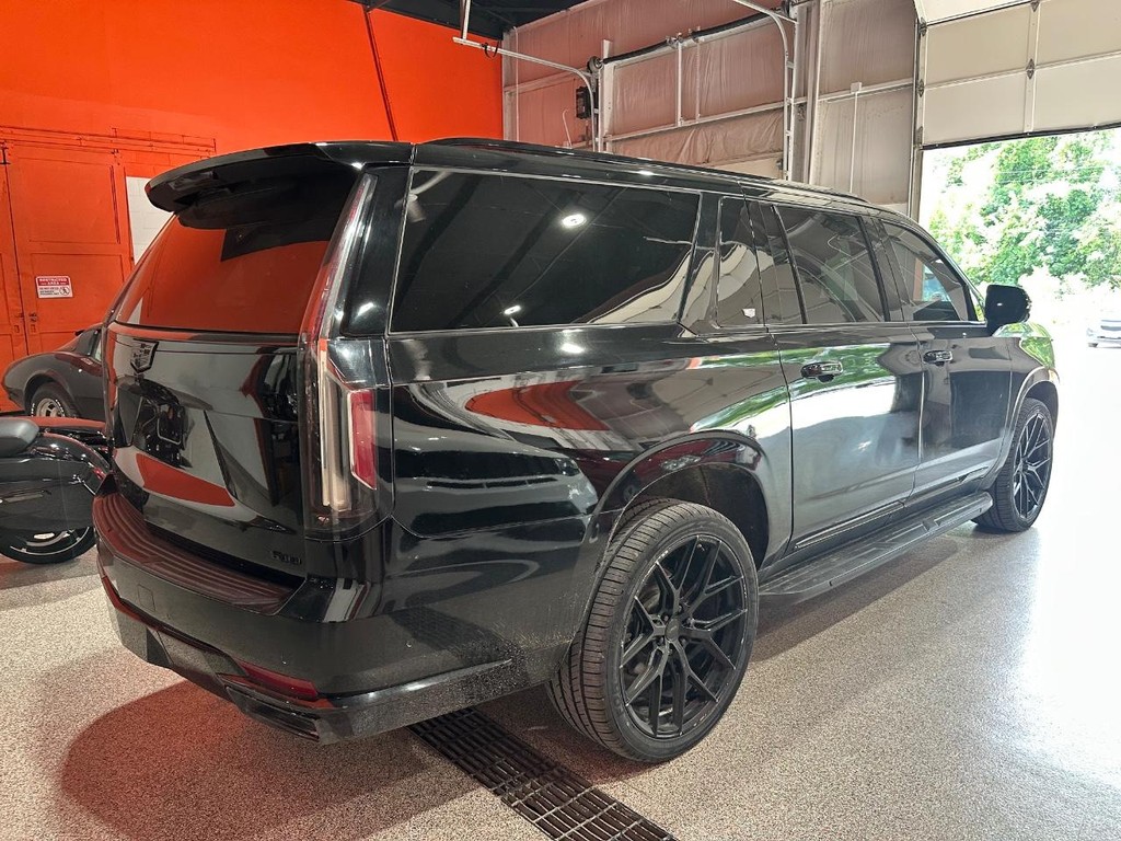 Cadillac Escalade ESV Vehicle Full-screen Gallery Image 5