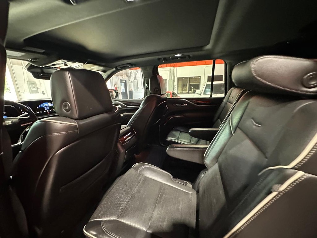 Cadillac Escalade ESV Vehicle Full-screen Gallery Image 9