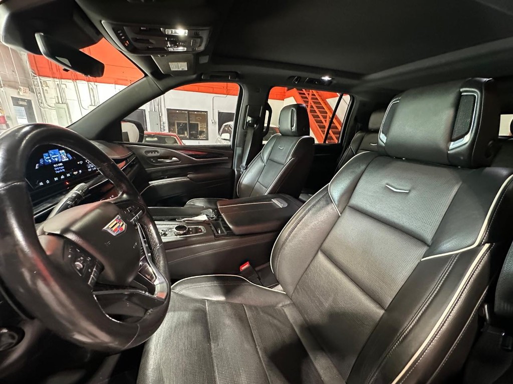 Cadillac Escalade ESV Vehicle Full-screen Gallery Image 10
