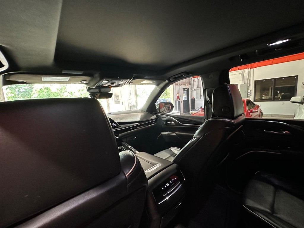 Cadillac Escalade ESV Vehicle Full-screen Gallery Image 11