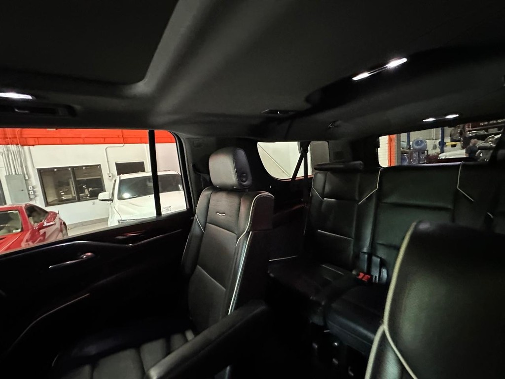 Cadillac Escalade ESV Vehicle Full-screen Gallery Image 12