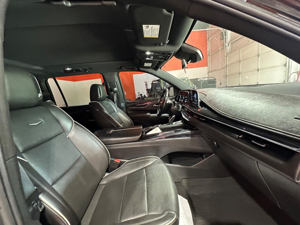 Cadillac Escalade ESV Vehicle Full-screen Gallery Image 13