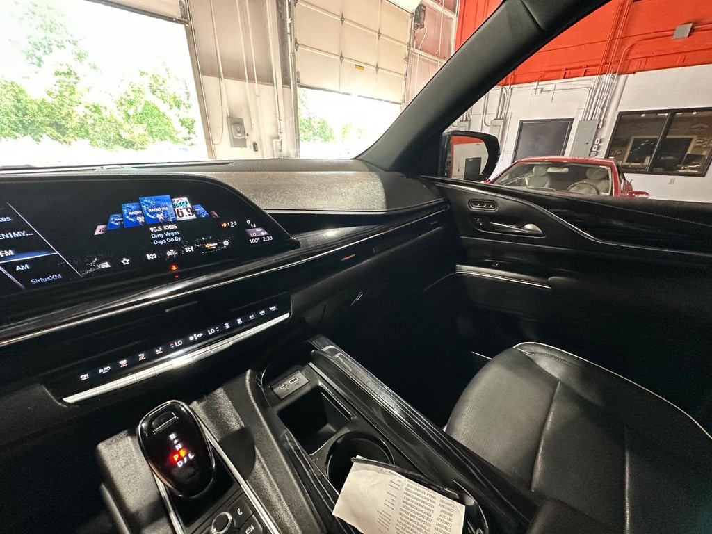 Cadillac Escalade ESV Vehicle Full-screen Gallery Image 17