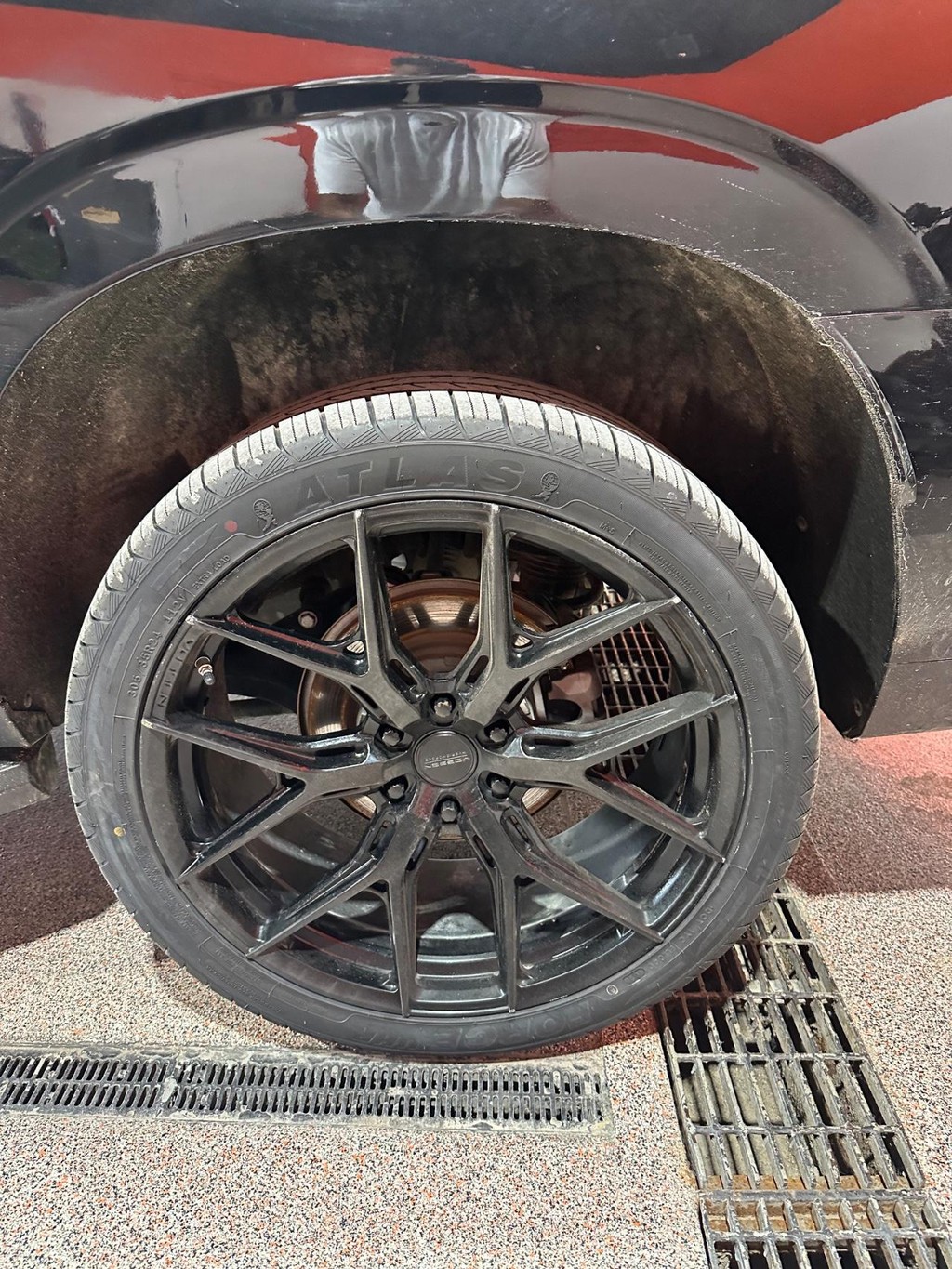 Cadillac Escalade ESV Vehicle Full-screen Gallery Image 18