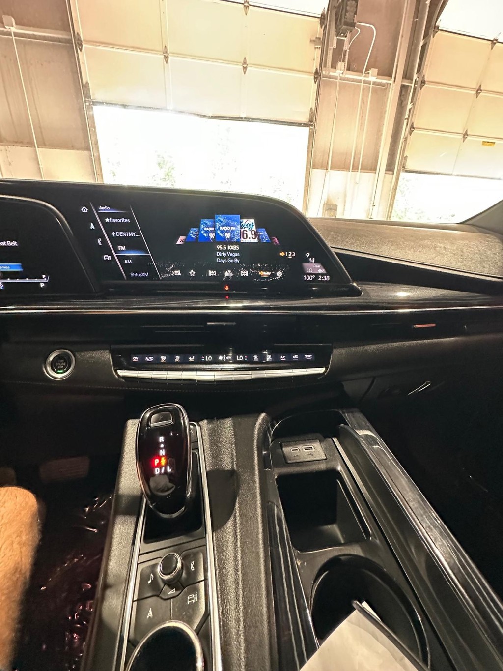 Cadillac Escalade ESV Vehicle Full-screen Gallery Image 19