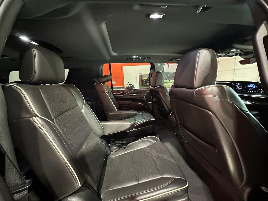Cadillac Escalade ESV Vehicle Full-screen Gallery Image 20