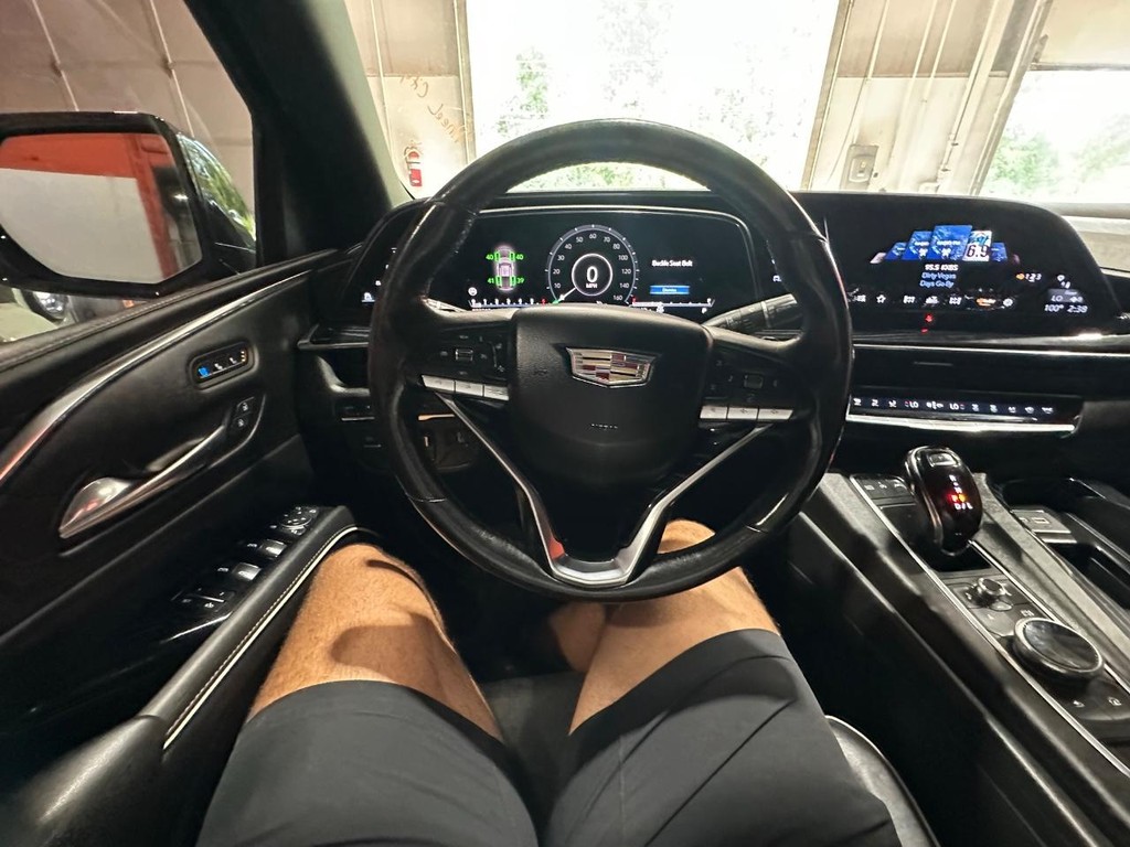 Cadillac Escalade ESV Vehicle Full-screen Gallery Image 21
